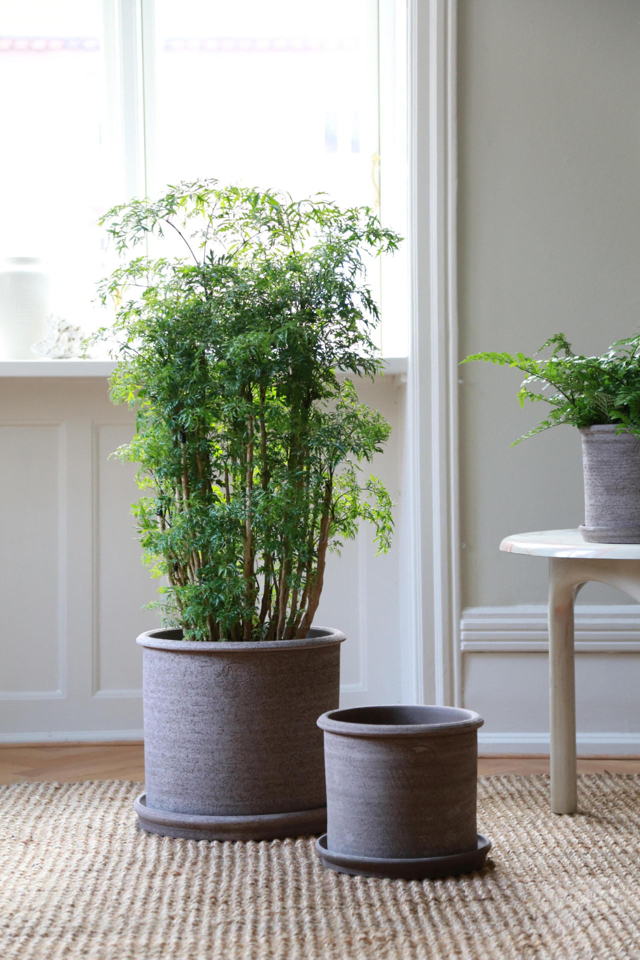 Modena RAW Grey potter i et lyst interiør